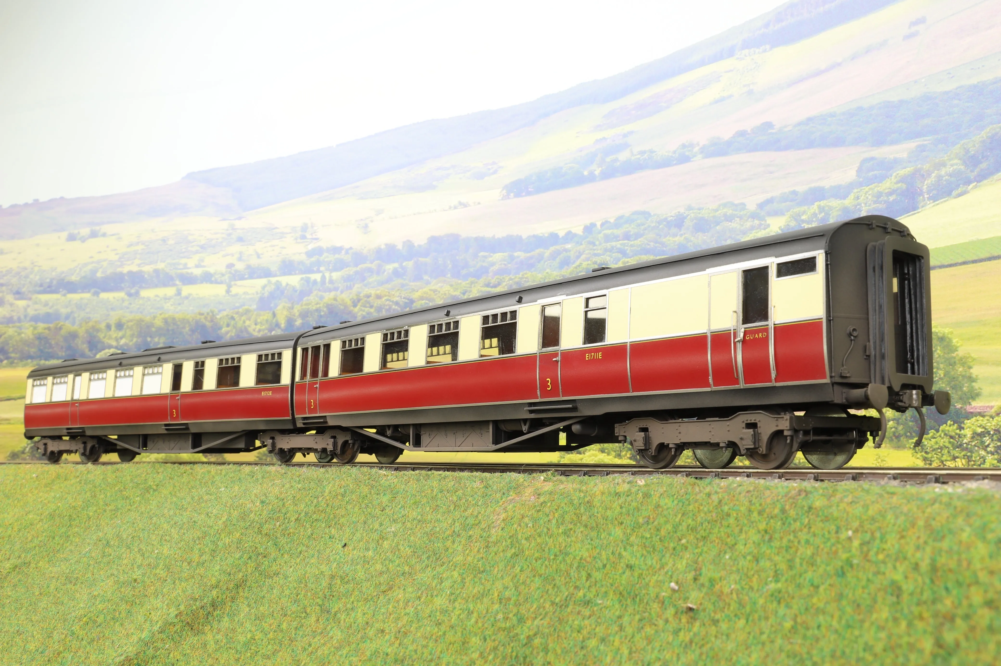 Golden Age Models O Gauge Set of 9 'West Riding Limited' BR Crimson/Cream Articulated Coaches