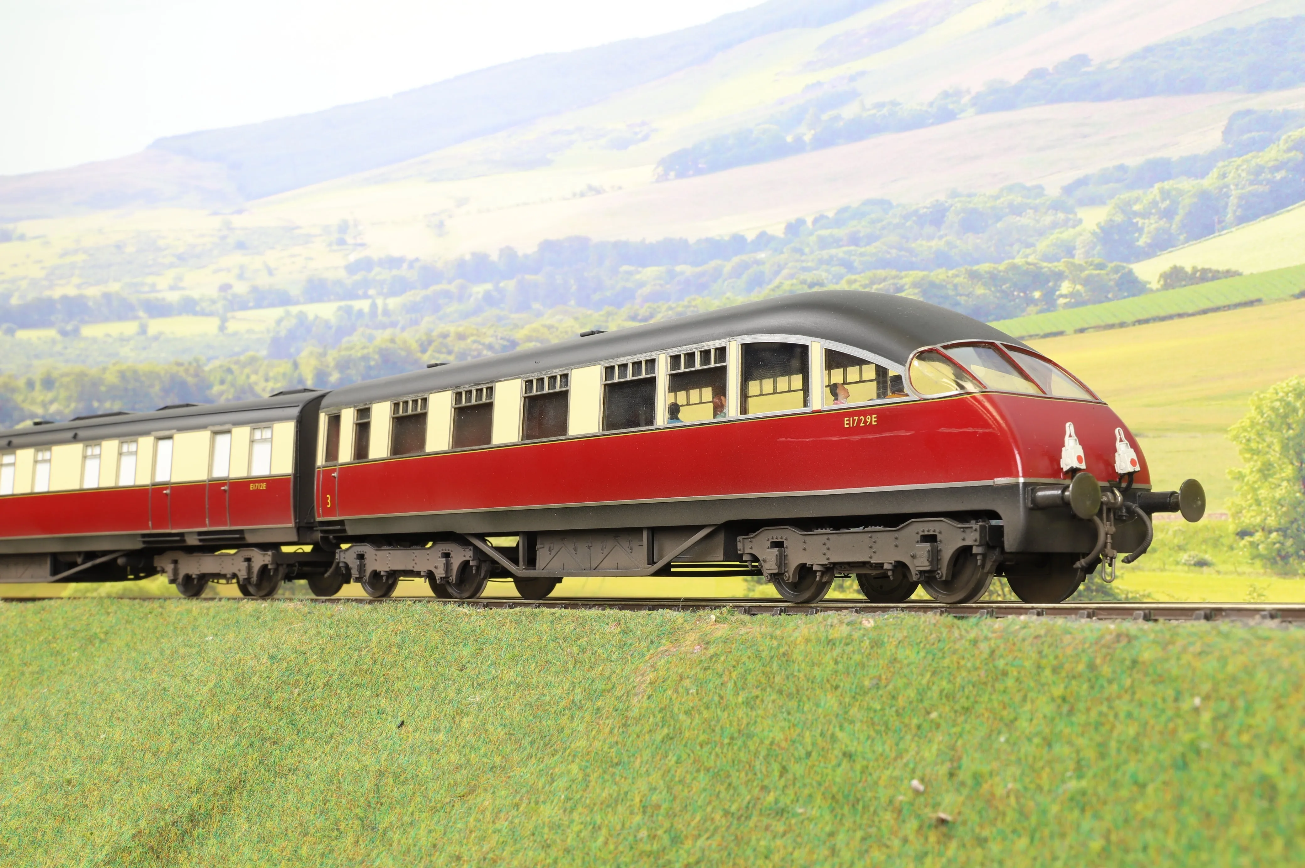 Golden Age Models O Gauge Set of 9 'West Riding Limited' BR Crimson/Cream Articulated Coaches