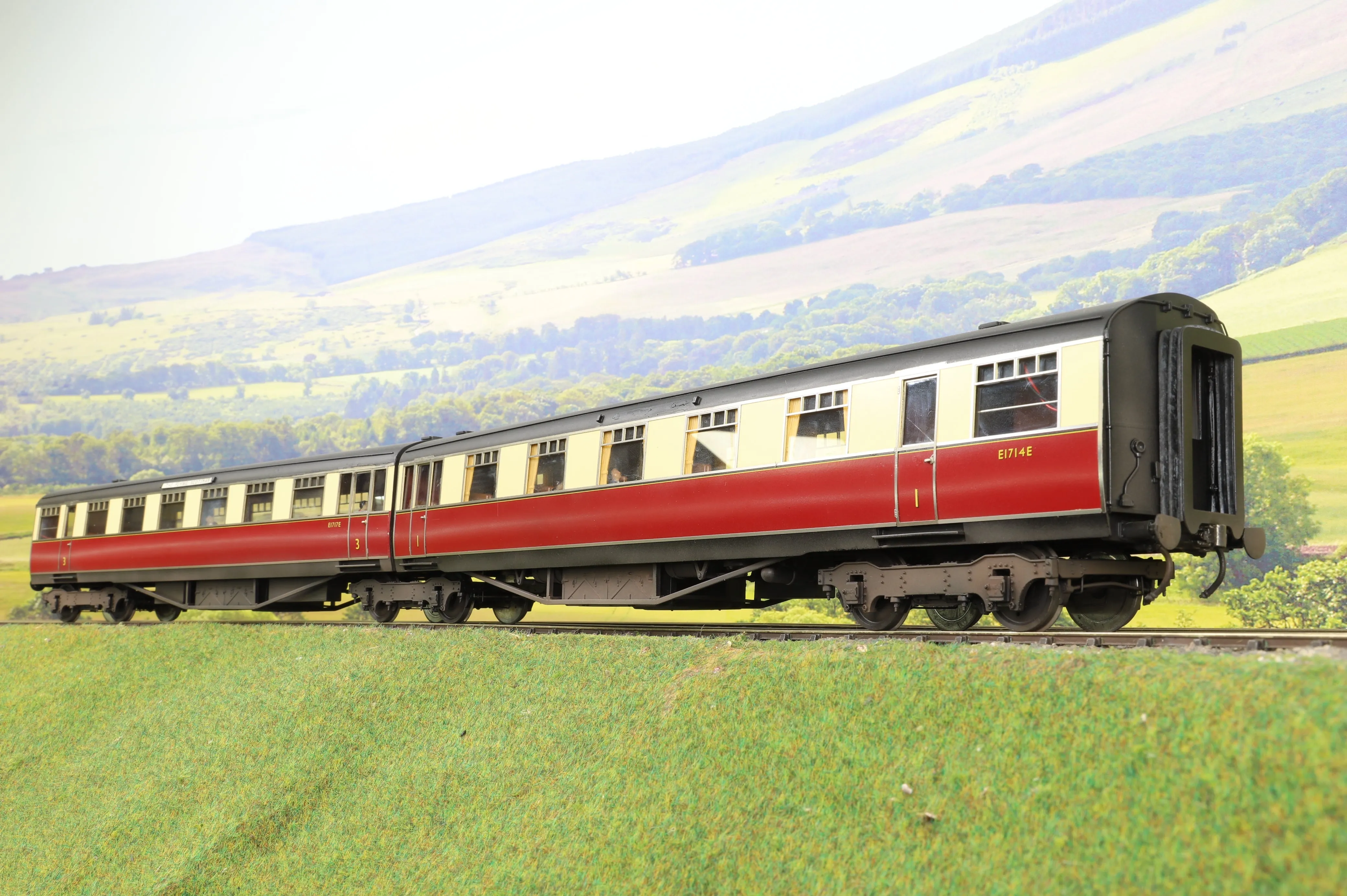 Golden Age Models O Gauge Set of 9 'West Riding Limited' BR Crimson/Cream Articulated Coaches