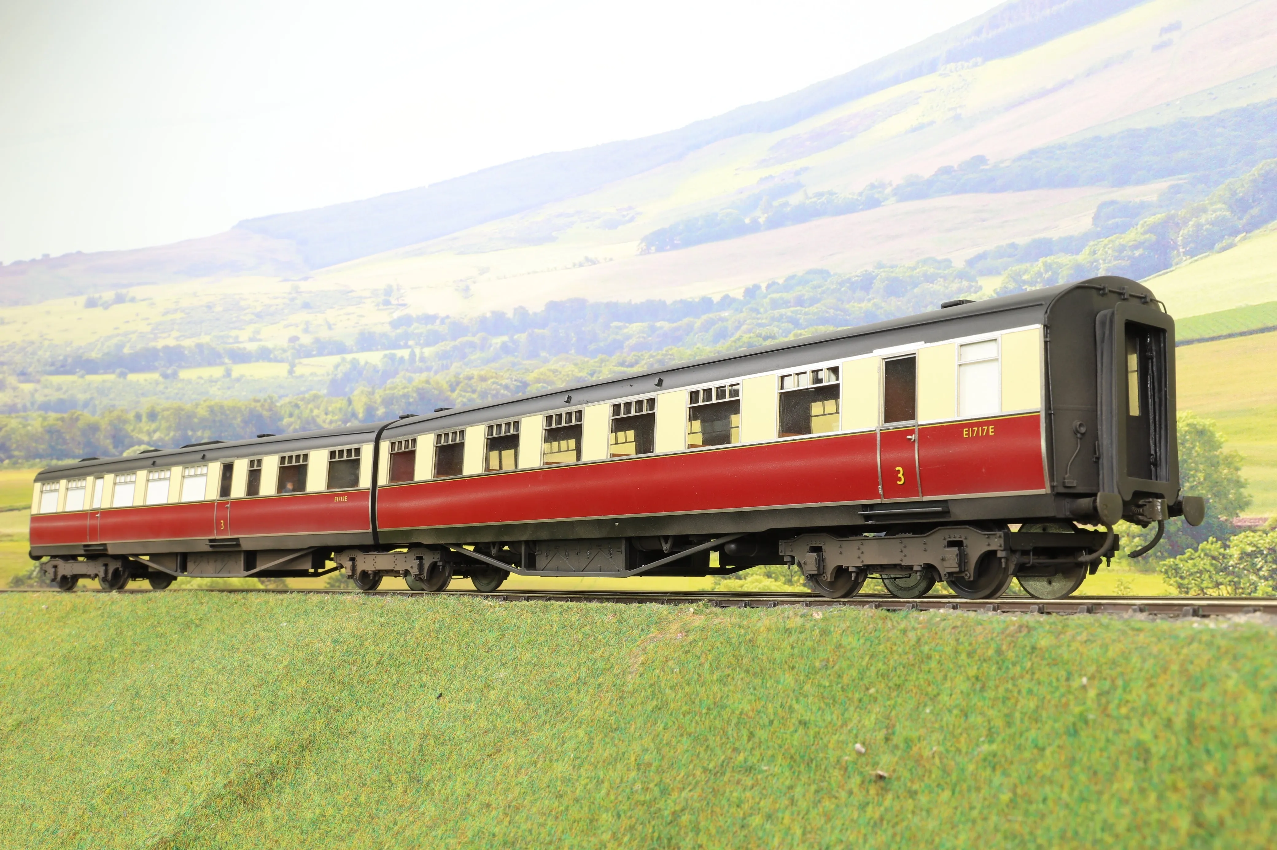 Golden Age Models O Gauge Set of 9 'West Riding Limited' BR Crimson/Cream Articulated Coaches